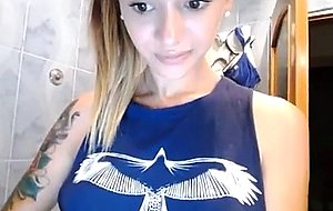 Stunning teen takes soapy bath on cam