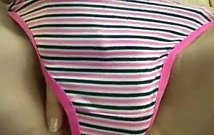 Jolie brunette teen tripote le sexe toy