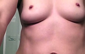 She has no idea her milf pussy is on display