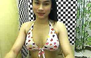 Pretty shemale masturbate her huge cock in front of webcam