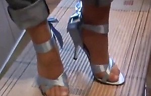 Ferkel lutscht sein sperma von den high heels 
