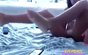 Se masturbando escondida da irma 
