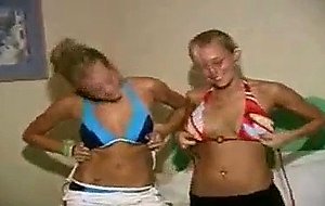 Deux copines sweet ivres montrent leurs seins