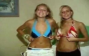 Deux copines sweet ivres montrent leurs seins