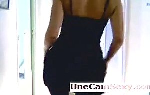 Jolie nana fait un strip webcam