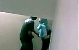 Malay-skodeng awek tudung hijab kat tangga 