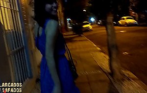 Novinha sem calcinha na rua