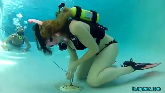 Scuba Fuck - Scuba girl trapped in a pool - SEXTVX.COM