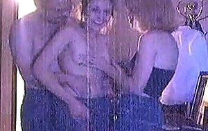 Belle teen blonde sexy baise par un couple !