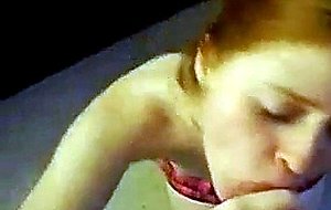 Teen rouquine a petits seins suce une grosse bite!