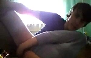Jeune couple amateur le font sur le sol