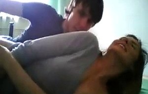 Jeune couple amateur le font sur le sol