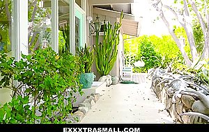 Tiny Tushies vs The Hulking Studmuffin