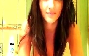 Amateur webcam brunette hottie getting nake