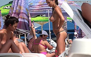 Beach hottie filmed topless