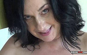 Mature with big tits decided to masturbate