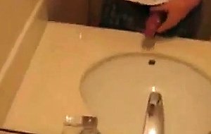 Self-shooting hunk jacking off in the sink
