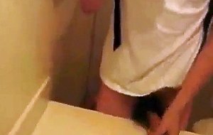 Self-shooting hunk jacking off in the sink