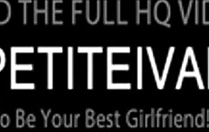 Teen fucking pussy with showerhead