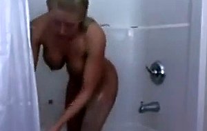Blondblonde showers on cam