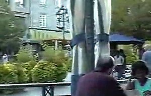 Superbe teen sweet et coquine s'exhibe en public