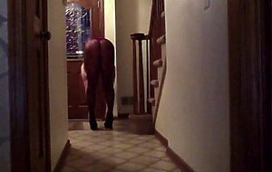 CD Ashlee waiting for pizza delivery in her high heels!
