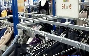au magasin son plug dans le cul
