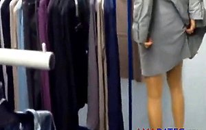 au magasin son plug dans le cul