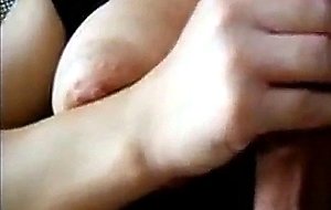 Schwanz wichsen und Sperma schlucken in Strumpfen und Absatzen