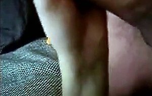 Schwanz wichsen und Sperma schlucken in Strumpfen und Absatzen