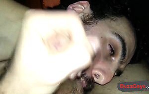 Chupou as bolas pau do amigo hetero