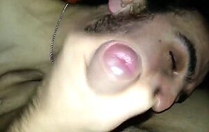 Chupou as bolas pau do amigo hetero