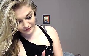 Sexy girl rubs and fingers pussy on cam
