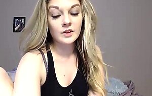 Sexy girl rubs and fingers pussy on cam