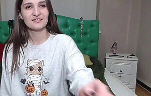 Amateur babe shows ass in leggings on webcam