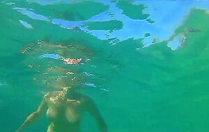 Meine versaute Frau zeigt unter Wasser ihren geilen Korper.
