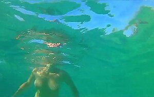 Meine versaute Frau zeigt unter Wasser ihren geilen Körper.