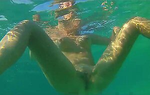 Meine versaute Frau zeigt unter Wasser ihren geilen Körper.