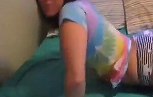 Girl shaking ass on cam