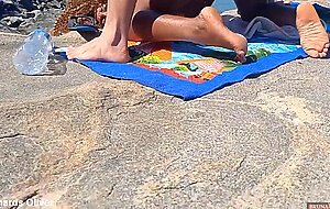 Bruna black da um show de sexo intenso na praia do nudismo rio de janeiro  atrai varios punheteiro que fica assistindo a danada sentar no pau