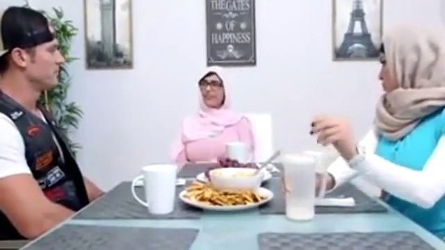 Arab mother and daughter - SEXTVX.COM
