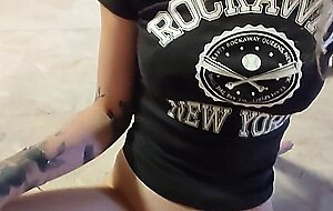 Daskinny, la superbe blonde daskinny fini les travaux avec du sexe