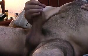 Peludo se pajea solo en casa
