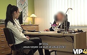 VIP4K. Une fille a besoin d'instruments de musique et decide de baiser pour un pret