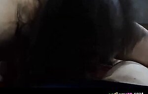 Meine Frau blast einen grossen Schwanz im Latex-Kostum