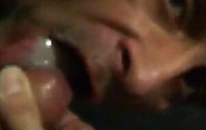 Ma bouche remplie de jus: une pipe pour un gros penis