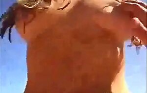 Sara, svensk strandamator med stora tillgangar