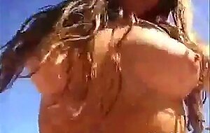 Sara, svensk strandamator med stora tillgangar