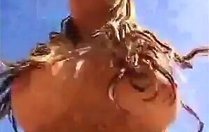 Sara, svensk strandamator med stora tillgangar
