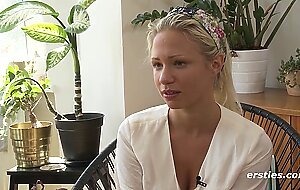Ersties - Die hubsche Gabi verwohnt ihre rasierte Muschi mit viel Hingabe